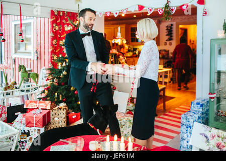 L uomo e la donna a Natale Foto Stock