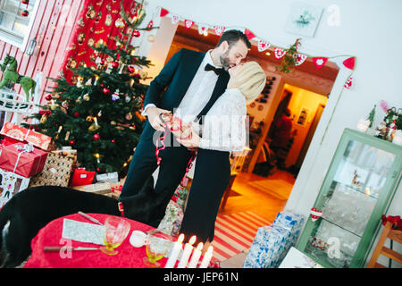 Giovane kissing a Natale Foto Stock