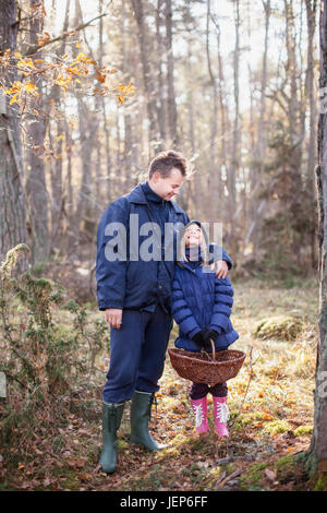 Padre con la figlia in foresta Foto Stock