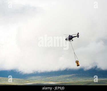 Elicottero che trasporta il carico Foto Stock