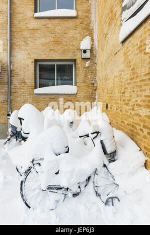 Biciclette coperto di neve Foto Stock