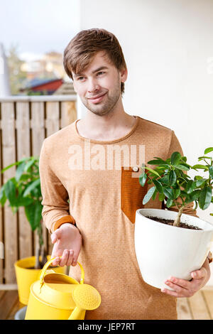 Giovane con piante in vaso