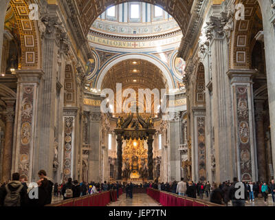 La Basilica di San Pietro navata principale con Bernini altare alla fine Foto Stock