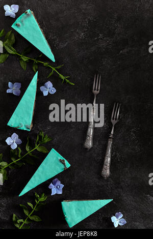 Fette di torta con la menta, formaggio e cioccolato fondente. Lay piatto con copia spazio. Foto Stock