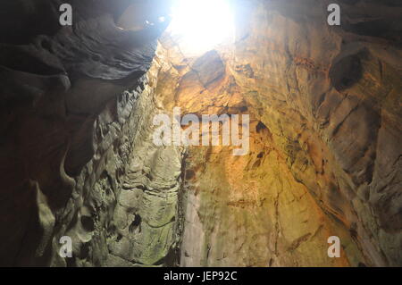 Bella grotta con raggio nel Vietnam centrale Foto Stock