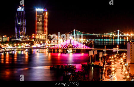 Nuovo edificio nel fiume Han da Nang città Vietnam Foto Stock