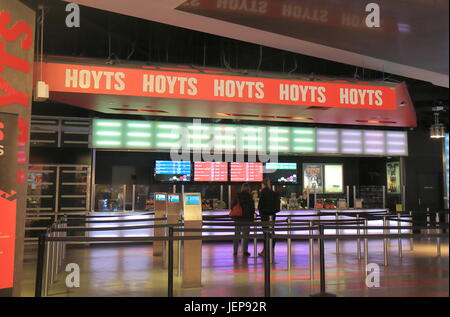 La gente visita cinema Hoyts a Melbourne in Australia. Hoyts è la seconda più grande cinema gruppo in Australia. Foto Stock