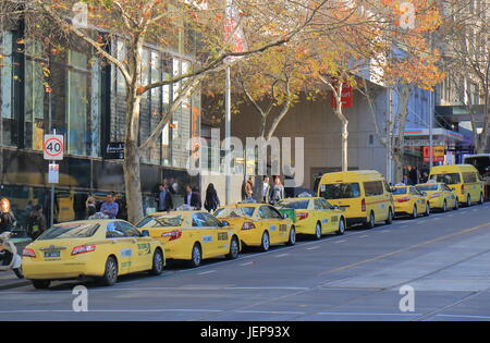 Un servizio taxi per i passeggeri nel centro di Melbourne in Australia. Foto Stock