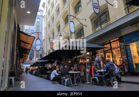 Persone cenare in una stretta viuzza cafe nel centro di Melbourne in Australia. Foto Stock