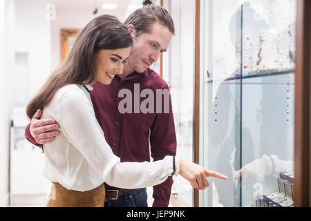 Coppia felice shopping a gioielliere shop Foto Stock