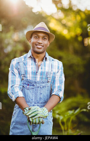 Uomo sorridente in giardino Foto Stock