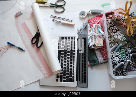 Luogo di lavoro del sarto con strumenti di cucitura Foto Stock