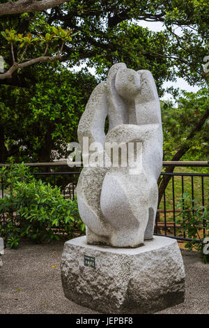 Una scultura in pietra in un piccolo parco a Naha, Okinawa, in Giappone. Foto Stock