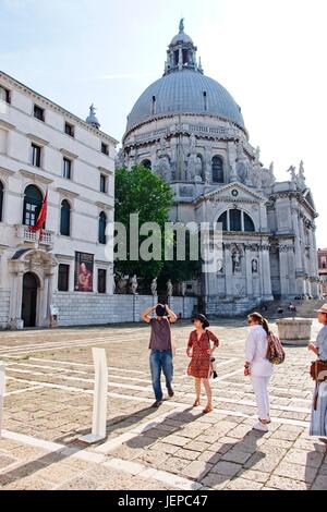 Venezia Veneto Italia Fondamenta della Salute con il seminario sulla sinistra e la vista della chiesa di Santa Maria della Salute,, 1657 da Baldassarre Longhe Foto Stock