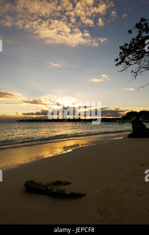 Tramonto in spiaggia tropicale di Sainte Anne - Mar dei Caraibi - Guadalupa isola tropicale Foto Stock