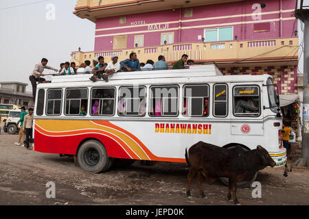 Passeggeri a cavallo sul tetto di un autobus in Sri Dungagarh, Rajasthan Foto Stock