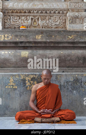 Un monaco in meditazione presso il tempio di Mahabodhi a Bodhgaya, Foto Stock