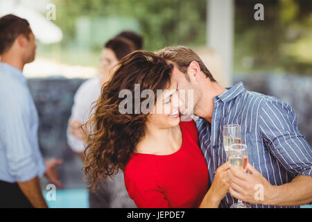 Coppia romantica avente le bevande Foto Stock