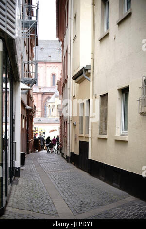 Mainz, Germania - 20 Aprile 2017: uno stretto vicolo della cattedrale con negozi e ristoranti nel centro della città in aprile 20, 2017 in Mainz. Foto Stock