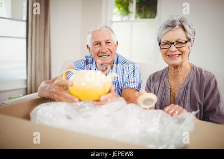 Coppia senior disimballaggio di una scatola di cartone Foto Stock