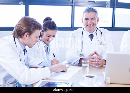 Il team medico di discutere nella riunione Foto Stock