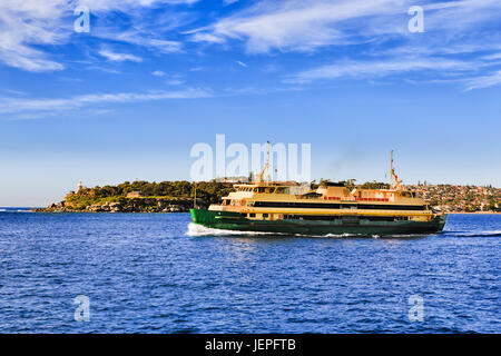 Traghetti passeggeri nel centro di Sydney Harbour en route a Manly da città wharf il trasporto pendolari in una giornata di sole in vista di South Head lighthou Foto Stock