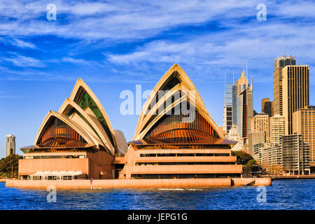 Sydney, Australia - 24 Giugno 2017: Facciata della moderna arte contemporanea Opera House sulla città di Sydney Harbour waterfront su una luminosa giornata soleggiata con elevata Foto Stock