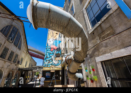 Lisbona, Portogallo - 20 maggio 2917: l'arte popolare centrum lx factory che si trova sotto il ponte 25 de abril bridge a Lisbona Foto Stock