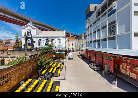 Lisbona, Portogallo - 20 maggio 2917: l'arte popolare centrum lx factory che si trova sotto il ponte 25 de abril bridge a Lisbona Foto Stock