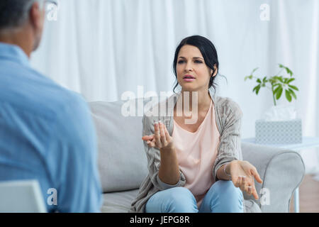 Terapista consolante di una donna Foto Stock