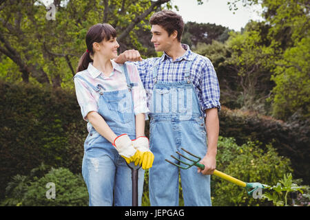 Coppia giovane azienda pala spading e forcella Foto Stock