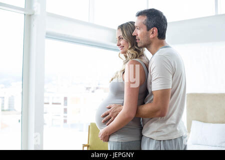 Uomo con la gravidanza womans stomaco Foto Stock