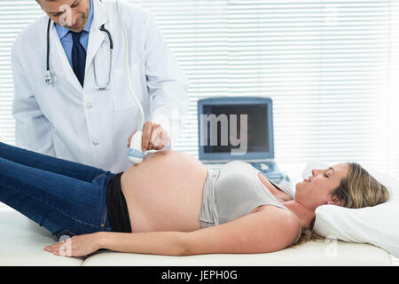 Donna incinta ricevendo trattamento ad ultrasuoni Foto Stock