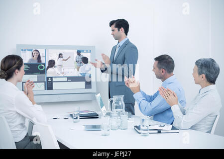 Immagine composita della schermata con i grafici Foto Stock