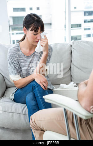 Terapista consolante di una donna Foto Stock