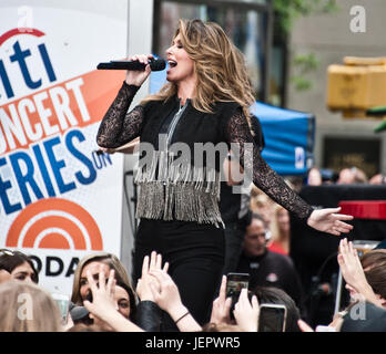 New York City, NY, STATI UNITI D'AMERICA. 16 Giugno, 2017. Shania Twain esegue su NBC's "oggi" mostrano una serie di concerti presso il Rockefeller Plaza. Foto Stock