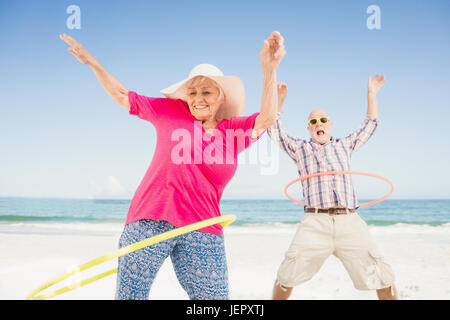 Coppia senior facendo hula hoop Foto Stock