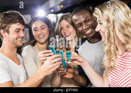 Gli amici la tostatura con scatti Foto Stock