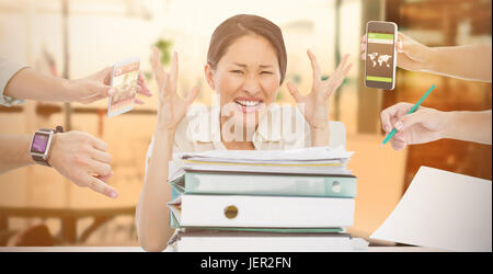 Immagine composita delle mani i dispositivi di ritegno Foto Stock