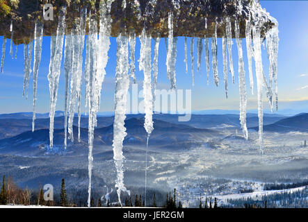 Ghiaccioli di primavera in montagna Foto Stock