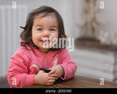 Piccolo bimbo ridere sinceramente Foto Stock