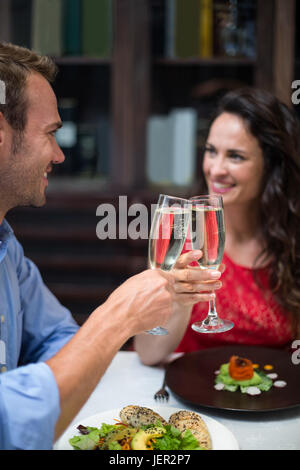 Coppia felice holding champagne flauti Foto Stock