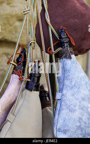 Tradizionale in pelle stivali di vino per il trasporto di vino, dettaglio della bevanda alcolica conservazione Foto Stock