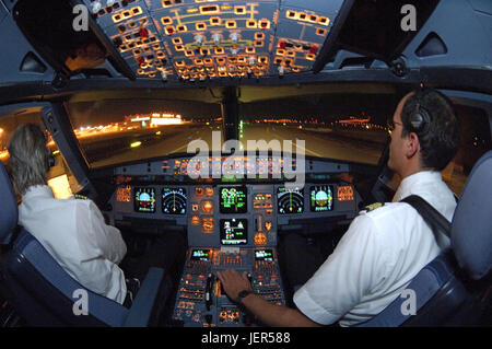 I piloti in un cockpit di un airbus 321 dopo lo sbarco di notte, Piloten im Cockpit eines Airbus 321 nach der Landung in der Nacht Foto Stock