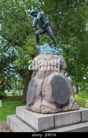 Memoriale di guerra per gli uomini di Darlington Co. Durham che sono stati uccisi in azione nel Sud Africano o guerra boera 1899-1902 nel centro della città Foto Stock