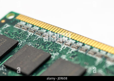 Chip di computer closeup su uno sfondo bianco. Foto Stock