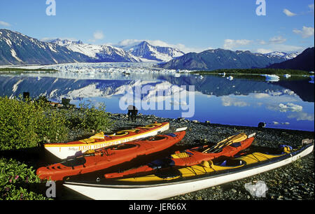 Kajaker con una pausa nel recare laguna glaciale nel fiordo di Kenai N.P., Alaska, Kajaker bei einer Pausa in der Bear Glacier Lagune im Kenai Fiord N.P Foto Stock