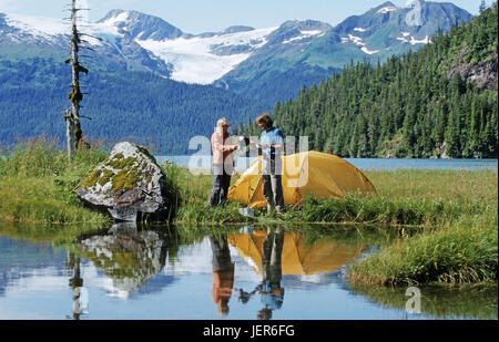 Il Camp nel Prince William Sound con il Chugach alle montagne sullo sfondo, Alaska, Campen im Prince William Sound mit den Chugach Bergen im Hin Foto Stock