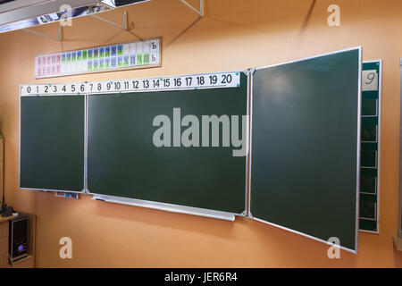 Verde lavagna pulita in aula della scuola in Russia. Alfabeto russo è sulla parte superiore Foto Stock