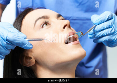 Giovane donna avente Check Up e esame dentale al dentista Foto Stock